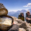 Planinari na vrhu planine pronašli konzervu tune u kojoj je više od pola veka bila sakrivena poruka: Evo šta je na njoj pisalo…