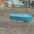 Misterija nedaleko od Felix Romulijane. Ko je ostavio plavi mrtvački sanduk u njivi?