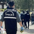 Sa puškom u rukama šetao ulicom i pucao: U pucnjavi ispred škole u Turskoj povređeno osam osoba, napadač priveden