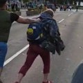 Psovali mu američku majku Poslušajte na snimku strašne uvrede Amerikancu koga su tukli na protestu (video)