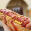 VIDEO: Pojeo 62 hot doga za 10 minuta, pa ispričao kako se osećao posle toga