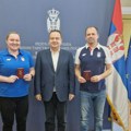 Država pomogla Mikecu i Arunovićevoj: Dačić im uručio diplomatske pasoše