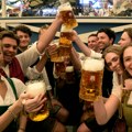 Reke piva i lljudi u Minhenu, zvanično počeo Oktoberfest