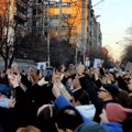 Haos ispred ruske ambasade u Beogradu: Pokazuju srednji prst i uzvikuju "Putine, huljo!" (video)
