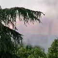 Požar u Pančevu: Dim kulja iz velike garaže, vatrogasci na licu mesta (foto/video)