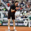 Помрачење ума руског тенисера: Ролан Гарос овакво дивљање не памти (фото/видео)