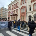 Prosvetni radnici, studenti i građani na protestu ispred Ministarstva prosvete