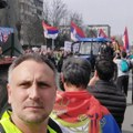 „Zvuk poput projektila, pao sam i izgubio svest“: Novinar Stojanović svedok neobjašnjivog incidenta na protestu