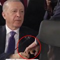 Erdogan uhvatio Makrona za srednji prst i nije hteo da ga pusti: Svet spekuliše o viralnom snimku sa mreža