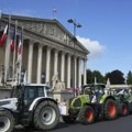Protesti u Francuskoj Poljoprivrednici parkirali traktore isped skupštine (Foto)