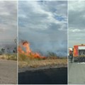 (Foto, Video) požari kod Kovilja Gori strnjika, vatra nadomak kolovoza, saobraćaj se odvija uz mere opreza
