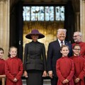 "Da li je to Melanija ili luster?", "Ko je stavio u režim spavanja"; Urnebesni komentari na račun šešira FOTO