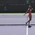 Sabalenka prekinula trening Ðokovića: Manekenski prošetala, Novak je gađao lopticom uz smeh!