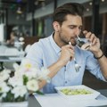 Da li bi trebalo piti vodu uz obrok - gastroenterološkinja daje jasan odgovor