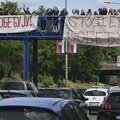 Razvijeni transparenti „Studenti pobeđuju“ na mostu iznad auto-puta, vozači pozdravljaju okupljene (FOTO GALERIJA)