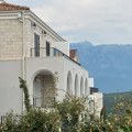 (Foto) Ovo je luksuzna bela vila u Crnoj Gori naše pevačice Papreno je platila: A evo kako izgleda