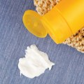 Krema za sunčanje vam je pala na odeću, ovako ćete najefikasnije ukloniti žute mrlje, ne košta vas ništa
