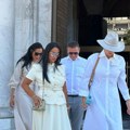 (Foto) Lepa Brena i majka Filipa Živojinovića na krštenju male Arije: Zorica unuku ne ispušta iz ruku, Brena blista u belom sa…