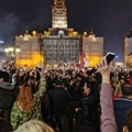(FOTO, VIDEO) Novi Sad slavi izbornu pobedu Studentske liste: Baklje, vatromet, pesma i zagrljaji na Trgu slobode