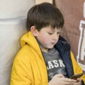 Evropska zemlja koja zabranjuje mobilne telefone u školama: Javnost podržala odluke vlade jer đake ometa tehnologija
