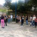 Protest žitelja Stare Božurne, zahtevaju rešenje za prevoz đaka