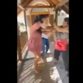 Neverovatan snimak iz komšiluka: Uletela u kafanu i pendrekom počela da bije muža i njegovu ljubavnicu