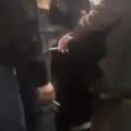 Užas u autobusu na liniji 16: Dve devojke zapalile cigarete usred vožnje! Puše i snimaju se (foto)