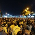 Protest u Novom Sadu povodom tragedije: Ispred prostorija SNS pristalice opozicije uništavale zastave