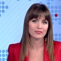 Obnažene fotke voditeljke RTS-a izazvale haos! Pred kamerama je uvek smerna i doterena, niko nije očekivao da će je videti u…