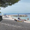 Satima trunuo mrtav ispod suncobrana! Horor na plaži u Hrvatskoj! Hitna probala da ga oživi, pa otišla!