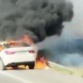 Izgoreo automobil na auto-putu, vatra se proširila i na travu