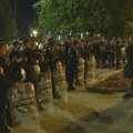 Protest u Vrbasu: Postavljen kordon policajaca u opremi za razbijanje demonstracija