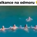 ''Živeće ovaj narod, smak sveta ćemo preživeti'' Srbi na crnogorskoj plaži zaigrali kolo i napravili šou, internet gori od…