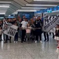 Partizan stigao u Australiju! Navijači priredili košarkašima spektakularn doček: Skandirali Obradoviću, pa opleli kolo nasred…