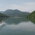 Zablistaće srpski Maldivi: U pauzi takmičenja sportisti čiste jezero Perućac