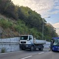 (Video) Sedam osoba povređeno kod Bubanj potoka. Svi prevezeni u Urgentni centar, nakon sudara autobusa i kamiona.