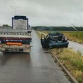 Lančani sudar na pupinovom mostu: Automobil potpuno uništen, jedna osoba prevezena u Urgentni (foto)