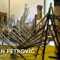 "Veliki plašt" od skulptura: Izložba Dušana Petrovića u Galeriji 73