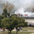 Zatvoren brankov most u smeru ka Novom Beogradu: Vatrogasci gase zapaljeni autobus (foto, video)