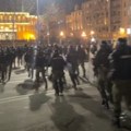 Policija potisnula učesnike protesta dalje od zgrade Skupštine grada