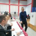 Konstitutivna sednica u Šapcu: Izabran gradonačelnik i njegov zamenik, jedan odbornik došao u jeleku (foto)
