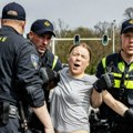 Aktivistkinja Greta Tunberg uhapšena na demonstracijama u Hagu