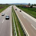 Ženi pukla guma na auto-putu, u vozilu bilo i dete: O gestu dvojice muškaraca sada priča Srbija