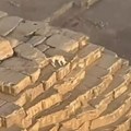 VIDEO Pas na vrhu Keopsove piramide u Egiptu: Penjanje zabranjeno, ali ne i Apolu