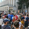 Grupe građana blokirale zgradu Skupštine Novog Sada, policija omogućila ulaz zaposlenima