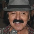 Pojavila se fotografija kao dokaz Haris Džinović stoji pored pevača, sve snimljeno