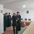 Mitropolit Arsenije uručio novčanu pomoć