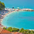(Foto): Kristalno čisto more, prirodna hladovina i miris borova: Plaža Nikolina jedna od najlepših i najnagrađivanijih u…