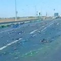 Flaše piva ispale iz kamiona na putu kod Novog Sada (VIDEO)