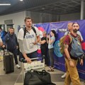 (Video) Košarkaši stigli u Beograd: Nikola Jokić žuri, Dobrića sačekala žena i sin, a atraktivna plavuša poletela u zagrljaj…